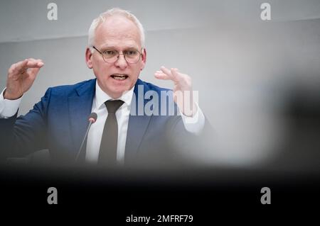 DEN HAAG - Piet Adema, Minister für Landwirtschaft, Natur und Lebensmittelqualität, während einer Ausschussdebatte, in der die europäischen Düngemittelverordnungen im Mittelpunkt stehen. Ende letzter Woche kündigte Adema an, dass Maßnahmen zur Bekämpfung der Verschmutzung von Dung in Gräben und Kanälen ab dem 1. März in Kraft treten müssen. ANP BART MAAT niederlande out - belgien out Stockfoto