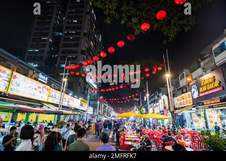 Kuala Lumpur, Malaysia - Dezember 2022: Jalan Alor Straße mit Restaurants und Touristen in der Nähe von Bukit Bintang in Kuala Lumpur. Jalan Alor Stockfoto