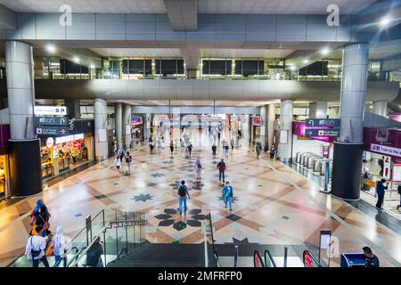 Kuala Lumpur, Malaysia - Dezember 2022: Der Bahnhof KL Sentral ist ein auf Transit ausgerichtetes Bauwerk, in dem sich der Hauptbahnhof von Kuala Lumpur befindet Stockfoto