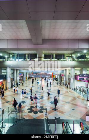 Kuala Lumpur, Malaysia - Dezember 2022: Der Bahnhof KL Sentral ist ein auf Transit ausgerichtetes Bauwerk, in dem sich der Hauptbahnhof von Kuala Lumpur befindet Stockfoto