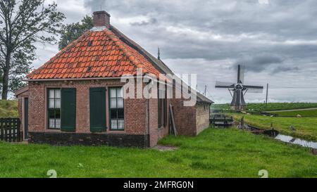 Ein kleines Fischerhäuschen im Zuiderzee-Museum von Enkhuizen. Stockfoto