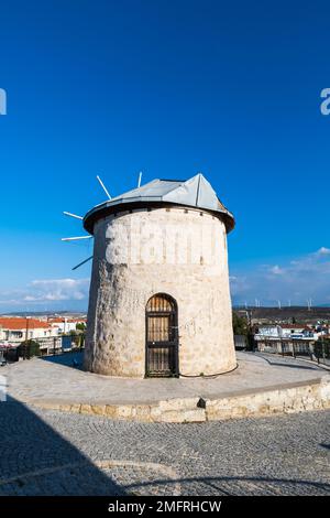 Windmühlen von Alacati in der Stadt Alacati bei Izmir. Alacati ist ein populäreres historisches Touristenziel in der Türkei und die Windmühlen sind ein beliebtes Wahrzeichen. Stockfoto