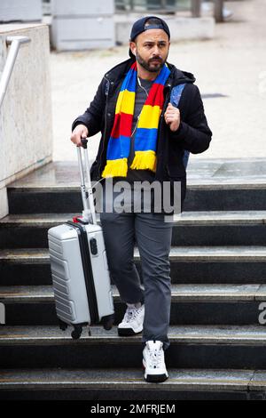 Der Mann mit dem Koffer geht die Treppe runter Stockfoto