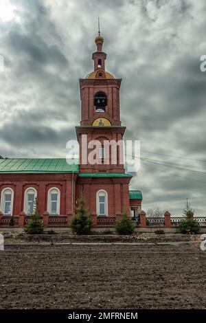 Kopeysk, Region Tscheljabinsk, Russland - 17. April 2022. Kirche der Fürsprache der Heiligen Mutter Gottes. Stockfoto