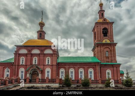 Kopeysk, Region Tscheljabinsk, Russland - 17. April 2022. Kirche der Fürsprache der Heiligen Mutter Gottes. Stockfoto