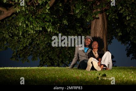 Zusammengehörigkeit. Ein intimer Moment für ein junges Paar, das einen Abend in Begleitung des anderen genießt. Aus einer Reihe von zugehörigen Bildern. Stockfoto