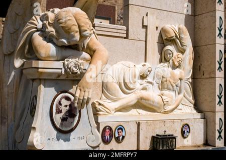 Künstlerische Gräber und Skulpturen auf dem Friedhof Cimitero monumentale di Paternò an den Hängen des Ätna, Mongibello. Stockfoto