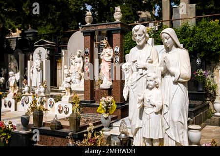 Künstlerische Gräber und Skulpturen auf dem Friedhof Cimitero monumentale di Paternò an den Hängen des Ätna, Mongibello. Stockfoto