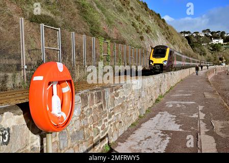 Ein 2-Set-Sets-Skilanglaufzug, der entlang der Ufermauer am Holcombe Beach, Teignmouth, South Devon fährt. Stockfoto