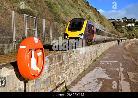 Ein 2-Set-Sets-Skilanglaufzug, der entlang der Ufermauer am Holcombe Beach, Teignmouth, South Devon fährt. Stockfoto