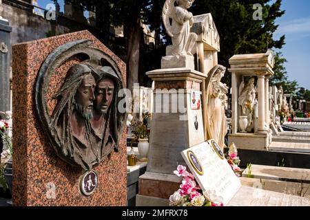 Künstlerische Gräber und Skulpturen auf dem Friedhof Cimitero monumentale di Paternò an den Hängen des Ätna, Mongibello. Stockfoto