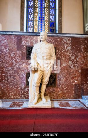 Gori, Georgia - September 2022: Stalin-Statue im Stalin-Museum und sein Geburtsort in Gori, Georgia. Gori ist die Geburtsstadt von Joseph Stalin. Stockfoto