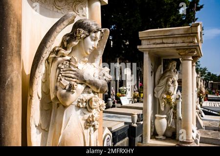 Künstlerische Gräber und Skulpturen auf dem Friedhof Cimitero monumentale di Paternò an den Hängen des Ätna, Mongibello. Stockfoto