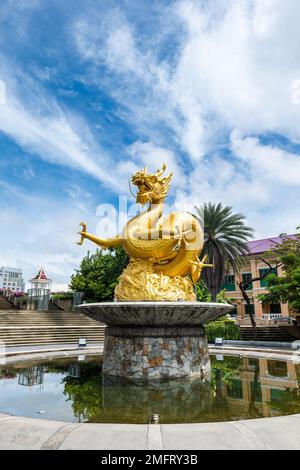 Golden Dragon Monument (Hai Leng Ong Monument in der Landessprache) im Queen Sirikit Park, einem berühmten Wahrzeichen in Phuket, Thailand Stockfoto