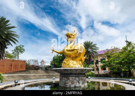 Golden Dragon Monument (Hai Leng Ong Monument in der Landessprache) im Queen Sirikit Park, einem berühmten Wahrzeichen in Phuket, Thailand Stockfoto