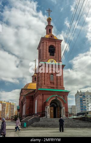 Kopeysk, Region Tscheljabinsk, Russland - 17. April 2022. Kirche der Fürsprache der Heiligen Mutter Gottes. Stockfoto