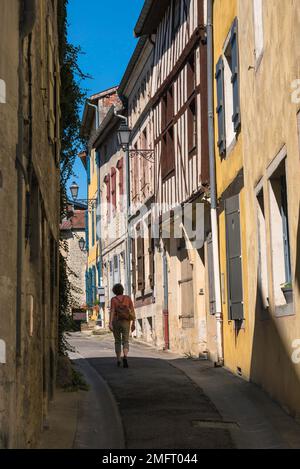 Französischer Tourismus, Rückblick auf eine Touristin mittleren Alters, die eine Straße in der malerischen Provinzstadt Joinville, Haute-Marne, Frankreich erkundet Stockfoto