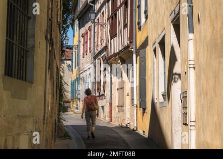 Traditionelles Frankreich, Rückansicht einer Reisenden mittleren Alters, die eine Straße in der malerischen Provinzstadt Joinville, Haute-Marne, Frankreich, erkunden Stockfoto