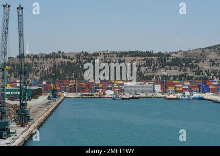 Blick auf das Becken mit grünen Ladekränen für Schrott im Hafen, bereit zum Beladen der Schiffe. Stockfoto