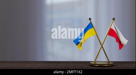 Flaggen der Ukraine und Polens liegen auf dem Tisch. Verhandlungen zwischen Polen und der Ukraine. Auf wenig unscharfem Hintergrund. 3D Arbeit und 3D Bild Stockfoto
