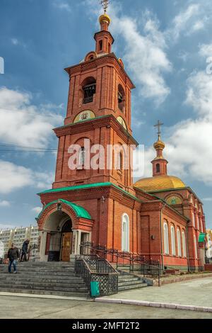 Kopeysk, Region Tscheljabinsk, Russland - 17. April 2022. Kirche der Fürsprache der Heiligen Mutter Gottes. Stockfoto