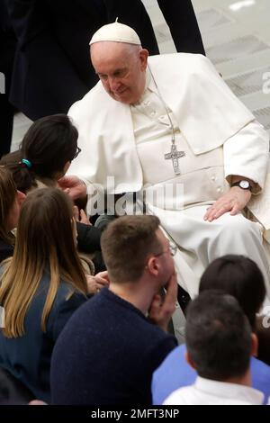 Vatikanstadt, Vatikan. 25. Januar 2023. Vatikanstadt, Vatikan, 25. Januar 2023. Papst Franziskus begrüßt die Gläubigen am Ende seiner wöchentlichen allgemeinen Audienz in der Halle von Paul VI. Kredit: Riccardo De Luca - Update Images/Alamy Live News Stockfoto