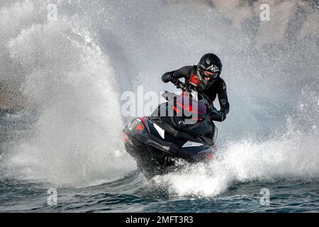 Limassol, Zypern - 26. November 2022: Jet-Ski-Fahrer während des Wettbewerbs Stockfoto