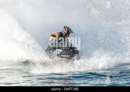 Limassol, Zypern - 26. November 2022: Jet-Ski-Fahrer während des Wettbewerbs Stockfoto