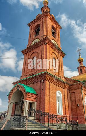 Kopeysk, Region Tscheljabinsk, Russland - 17. April 2022. Kirche der Fürsprache der Heiligen Mutter Gottes. Stockfoto