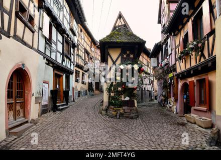 Fachwerkhäuser entlang der Rue du Rempart Sud, Eguisheim, Departement Haut-Rhin, Grand Est, Elsass, Frankreich Stockfoto