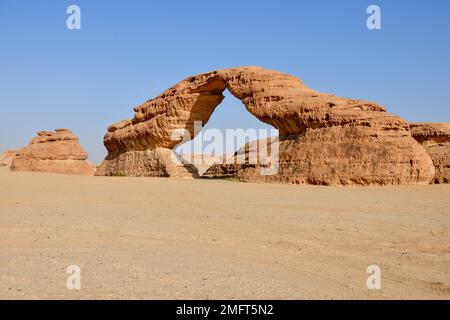 The Arch, auch bekannt als Rainbow Rock, in der Nähe von Alula, Medina Province, Saudi-Arabien, Arabische Halbinsel Stockfoto