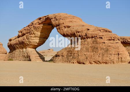 The Arch, auch bekannt als Rainbow Rock, in der Nähe von Alula, Medina Province, Saudi-Arabien, Arabische Halbinsel Stockfoto