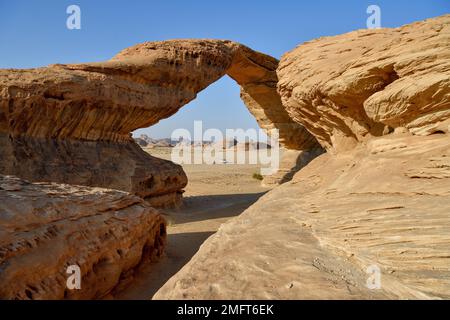 The Arch, auch bekannt als Rainbow Rock, in der Nähe von Alula, Medina Province, Saudi-Arabien, Arabische Halbinsel Stockfoto