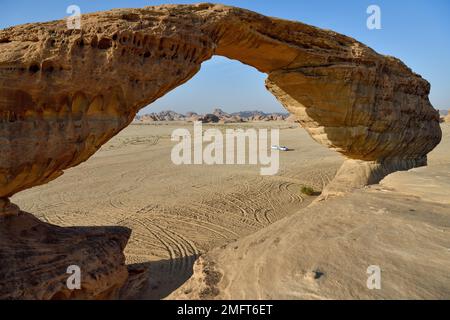 The Arch, auch bekannt als Rainbow Rock, in der Nähe von Alula, Medina Province, Saudi-Arabien, Arabische Halbinsel Stockfoto