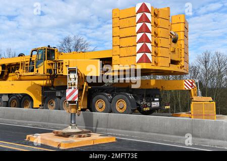 Gegengewichte und Stützausleger, Stützen, eines fahrzeugmontierten Krans, Deutschland Stockfoto