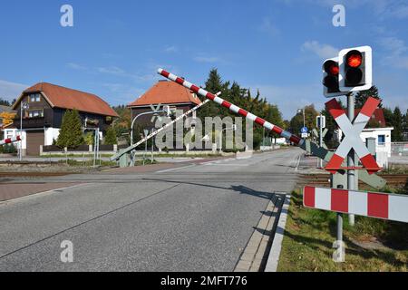 Eisenbahnbarriere und St. Andrews überquert die Harzer Schmalspurbahn, HSB, im Harzgebirge, Sachsen-Anhalt, Deutschland Stockfoto