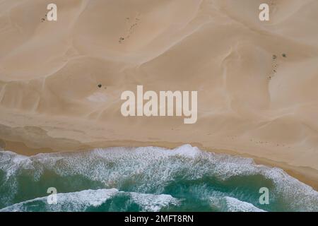 Luftaufnahme eines einsamen Strandabschnitts in der Nähe von Woody Cape. Stockfoto