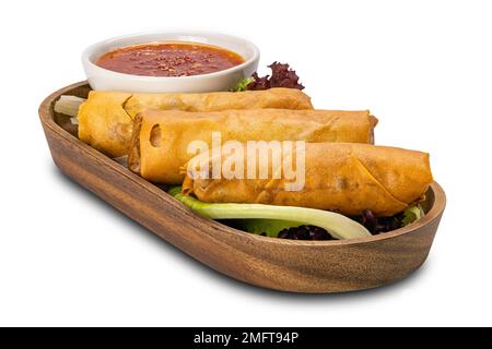 Hausgemachte gebratene Frühlingsrolle mit Chilisauce und Gemüse in Holzschale isoliert auf weißem Hintergrund mit Schneideweg Stockfoto