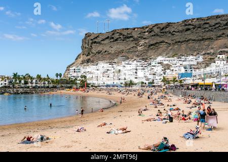 PUERTO DE MOGAN, GRAN CANARIA, KANARISCHE INSELN - MÄRZ 7 : Blick auf den Strand von Puerto de Mogan Gran Canaria am 7. März 2022. Nicht identifizierte Personen Stockfoto