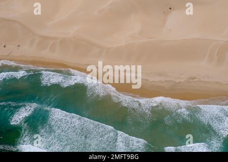 Luftaufnahme eines einsamen Strandabschnitts in der Nähe von Woody Cape. Stockfoto