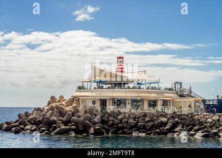 PUERTO DE MOGAN, GRAN CANARIA, KANARISCHE INSELN, SPANIEN - MÄRZ 7 : Restaurant im Hafen von Puerto de Mogan Gran Canaria am 7. März 2022. Stockfoto