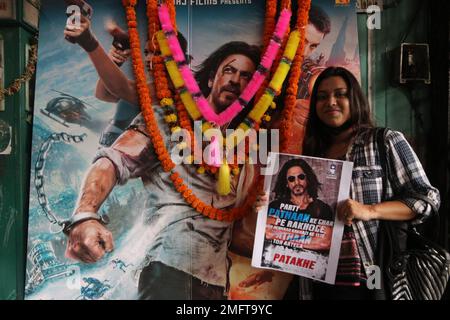 25. Januar 2023, Kalkutta, Westbengalen, Indien: Fans des Bollywood-Schauspielers Shah Rukh Khan (SRK) treffen sich vor einem Kino, um die Veröffentlichung seines Films â€˜Pathaanâ zu feiern. Shah Rukh Khan kehrt nach vier langen Jahren mit Siddharth Anandâ€™s Pathaan zurück. Der Film mit Deepika Padukone, John Abraham, Dimple Kapadia und Ashutosh Rana ist Teil des Spionageuniversums von YRFâ€™. Salman Khan wird voraussichtlich einen längeren Auftritt im Film haben, und Shah Rukh hatte zuvor bestätigt, dass die beiden Schauspieler zusammen für den Siddharth Anand Film gedreht haben. (Bild: © Dipa Chakraborty/Pa Stockfoto
