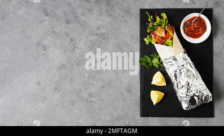 arabische Kebab Sandwich-verpackte Aluminiumfolie Kopierraum. Hochauflösendes Foto Stockfoto