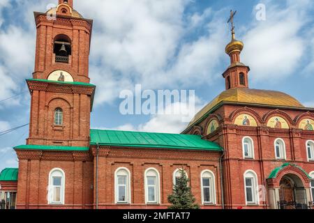 Kopeysk, Region Tscheljabinsk, Russland - 17. April 2022. Kirche der Fürsprache der Heiligen Mutter Gottes. Stockfoto