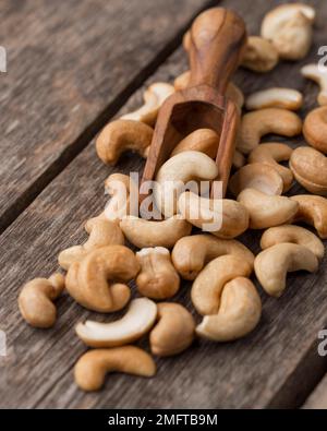 Gesunde rohe Cashewnüsse kleiner Holzlöffel Stockfoto