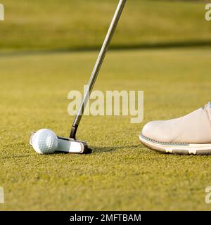 Ein Mann, der Schläger-Hit-Golfball benutzt Stockfoto