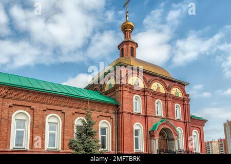 Kopeysk, Region Tscheljabinsk, Russland - 17. April 2022. Kirche der Fürsprache der Heiligen Mutter Gottes. Stockfoto