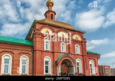 Kopeysk, Region Tscheljabinsk, Russland - 17. April 2022. Kirche der Fürsprache der Heiligen Mutter Gottes. Stockfoto