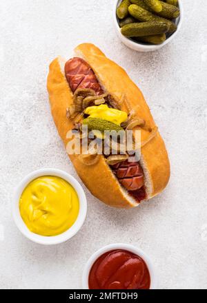 Top View köstlicher Hot Dog mit Zwiebeln Stockfoto