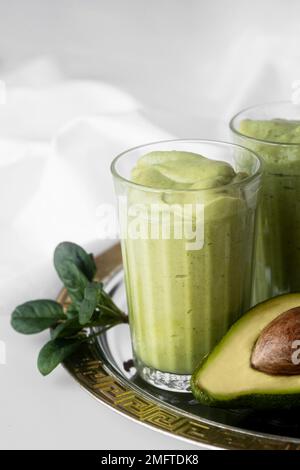 Leckerer grüner Smoothie mit Avocado Stockfoto